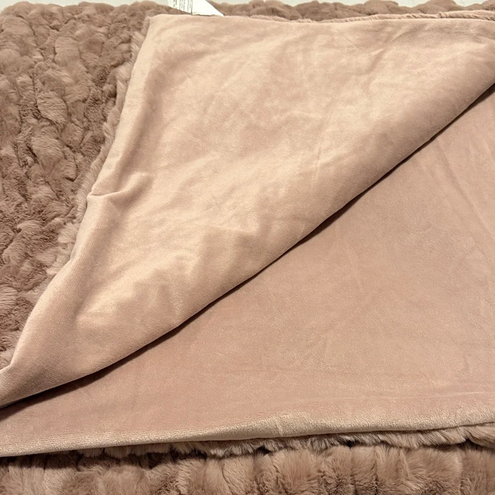 UGG Cozy Pink Cable Knit Throw Blanket - Picture 4 of 4